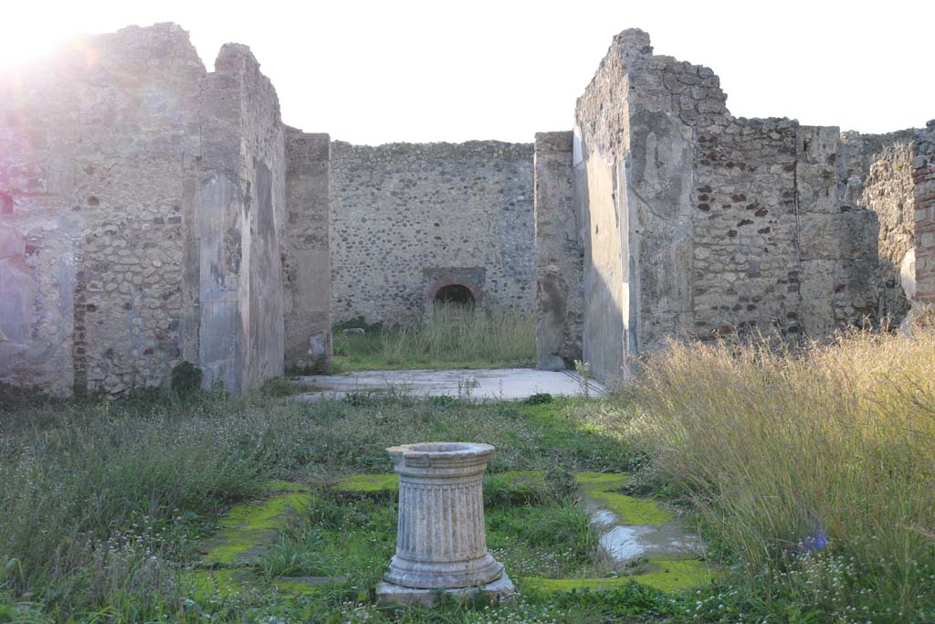 VI 15 5 Pompeii. March 2019. Room 1, looking west across impluvium and puteal in atrium.
Foto Annette Haug, ERC Grant 681269 DÉCOR.
