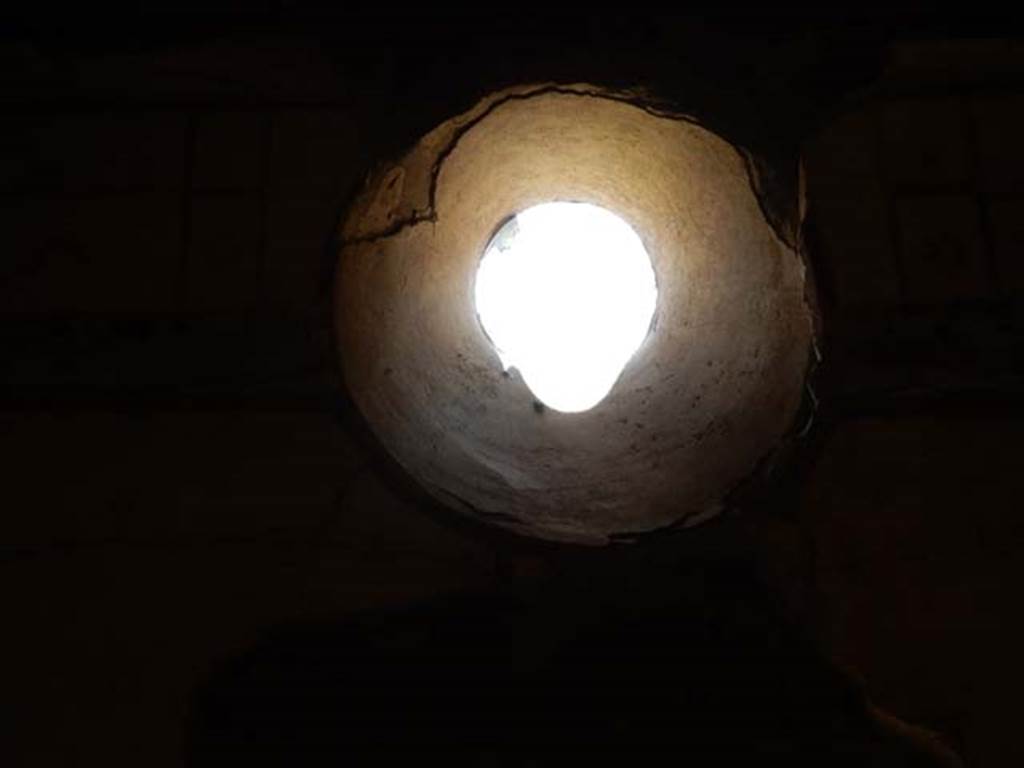 VI.15.8 Pompeii. May 2015. Small upper window from cubiculum to garden area.
Photo courtesy of Buzz Ferebee.
