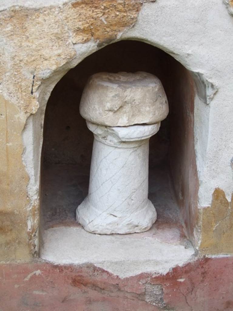 VI.15.8 Pompeii. Small niche in household shrine in the garden.