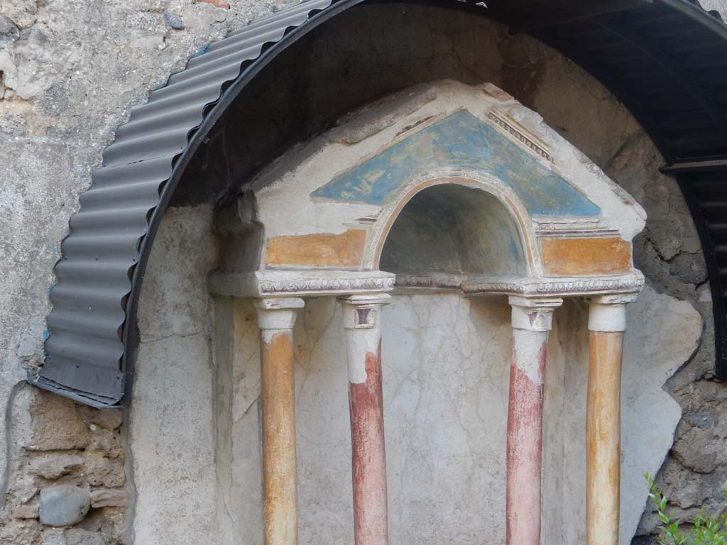 VI.15.8 Pompeii. June 2019. Painted columns and pediment on household shrine in the garden.
Photo courtesy of Buzz Ferebee.