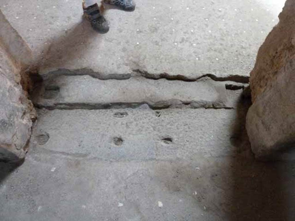VI.15.8 Pompeii. May 2010. Threshold of cubiculum on south side of fauces or entrance corridor. Looking west  towards atrium floor.
.