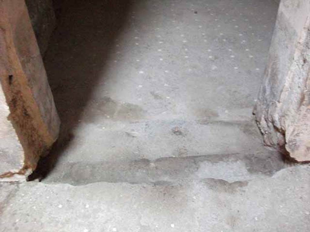VI.15.8 Pompeii. May 2010.  Threshold of doorway to cubiculum on south side of fauces, in south-east corner of atrium.  Looking east towards floor of cublicum. 
