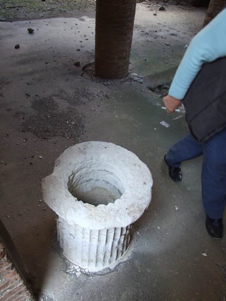 VI.15.9 Pompeii.  March 2009.  Atrium.  West side.   Travertine puteal