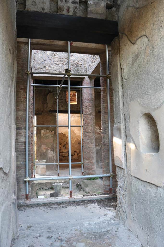 VI.15.9 Pompeii. December 2018.
Looking west from entrance corridor. Photo courtesy of Aude Durand.