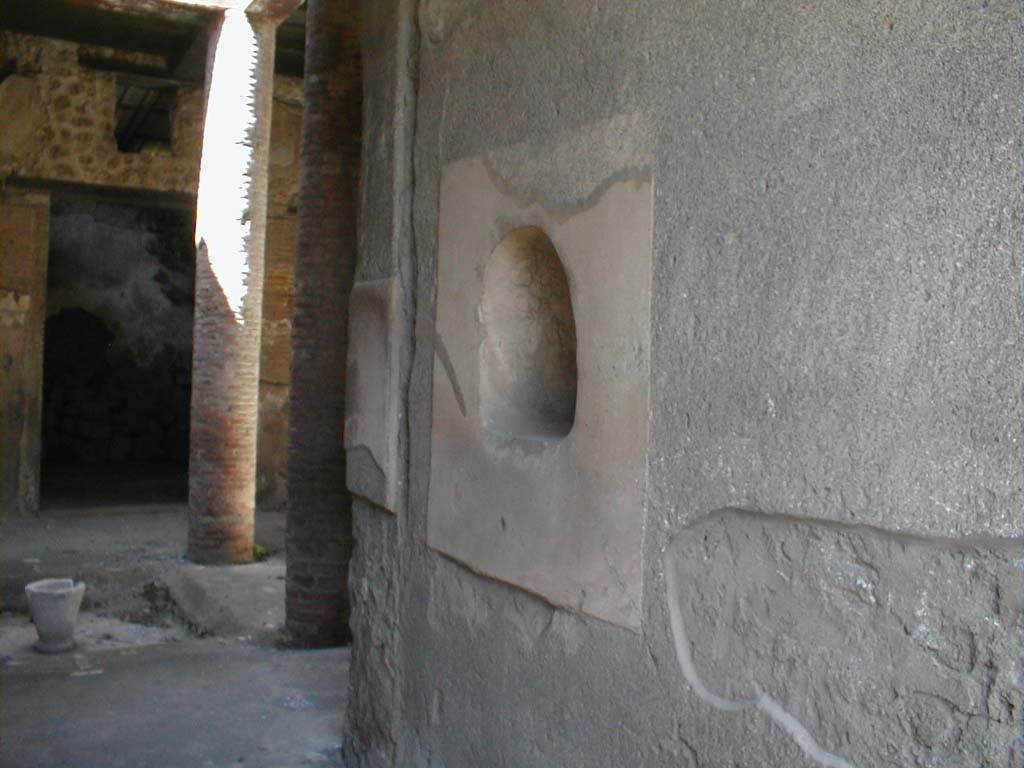 VI.15.9 Pompeii. September 2004. North wall of entrance corridor.