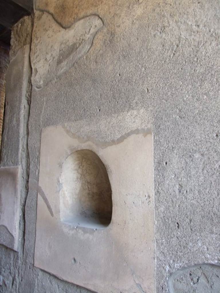 VI.15.9 Pompeii. March 2009. Niche on north side of entrance corridor.
According to Giacobelli, to the right of the niche was graffiti 
QUIS QUIS AMAT PEREAT    [CIL IV 4659].  
See Giacobello, F., 2008. Larari Pompeiani: Iconografia e culto dei Lari in ambito domestico.  Milano: LED Edizioni. (p.231)
