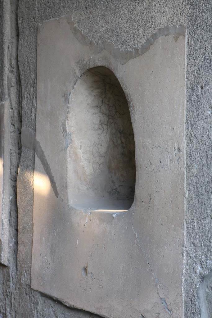 VI.15.9 Pompeii. December 2018.
North wall of entrance corridor with niche. Photo courtesy of Aude Durand.