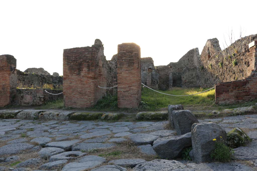 VI.15.18 Pompeii, on right. December 2018.
Looking towards entrance doorways on west side of Vicolo dei Vettii. Photo courtesy of Aude Durand.