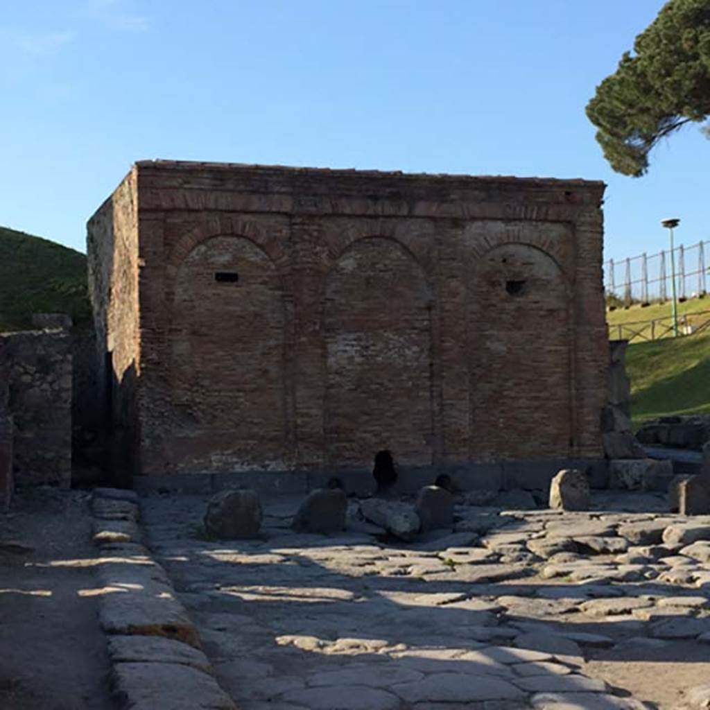 Water tower near to VI.15.18, VI.16.22 and VI.16.23, Pompeii. April 2015. (for more pictures, see “Fountains 61500”). Photo courtesy of Sharon M. Wolf.