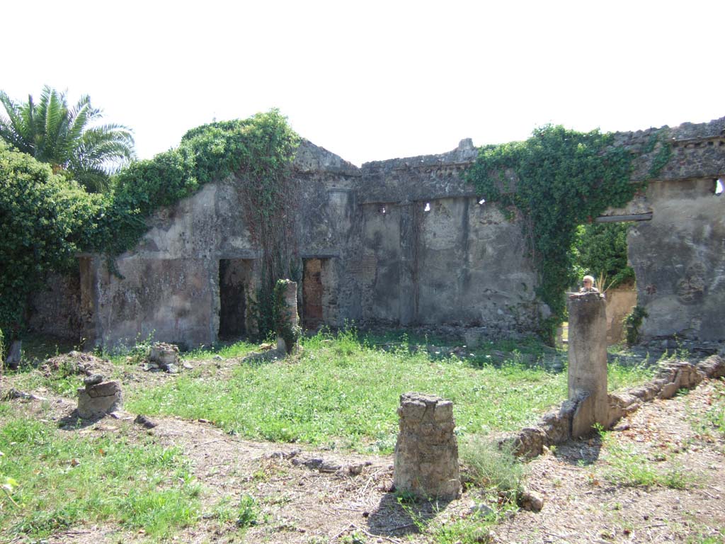 VI.15.23 Pompeii. September 2005. 
Looking south-west across peristyle towards kitchen area, from north-east corner near ala and oecus.
The doorway to the kitchen can be seen on the left of centre.
