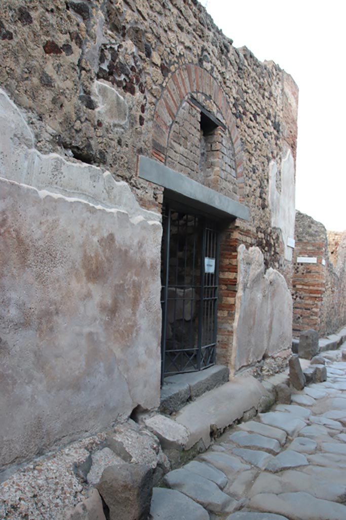 VI.15.27 Pompeii. October 2023. 
Looking east towards entrance doorway on north side of Vicolo di Mercurio. Photo courtesy of Klaus Heese.
