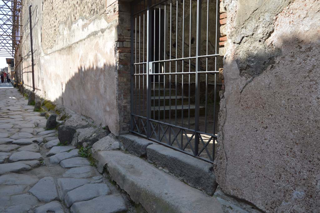 VI.15.27 Pompeii. March 2019. Looking west towards entrance doorway on north side of Vicolo di Mercurio.
Foto Taylor Lauritsen, ERC Grant 681269 DÉCOR

