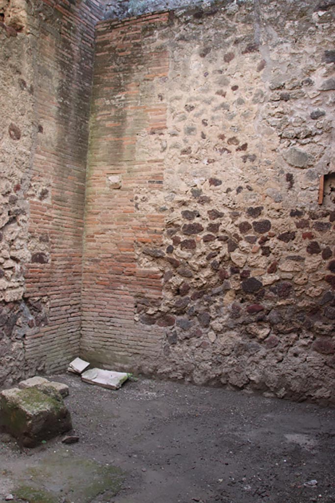 VI.15.27 Pompeii. October 2023. South-east corner and south wall of stable. Photo courtesy of Klaus Heese.