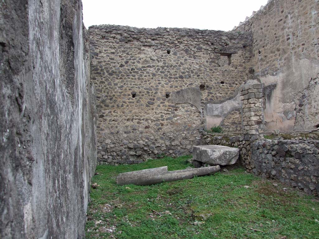 VI.16.3 Pompeii. December 2007. Looking west from entrance doorway.