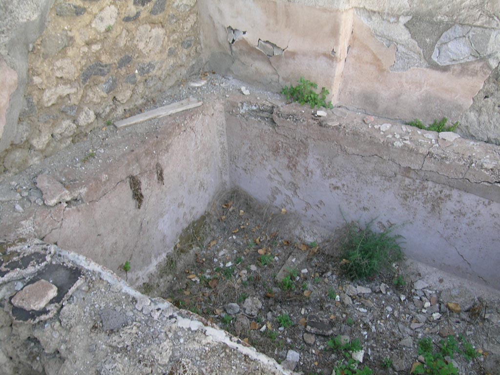 VI.16.3 Pompeii. June 2005. Vat in north-west corner. Photo courtesy of Nicolas Monteix.