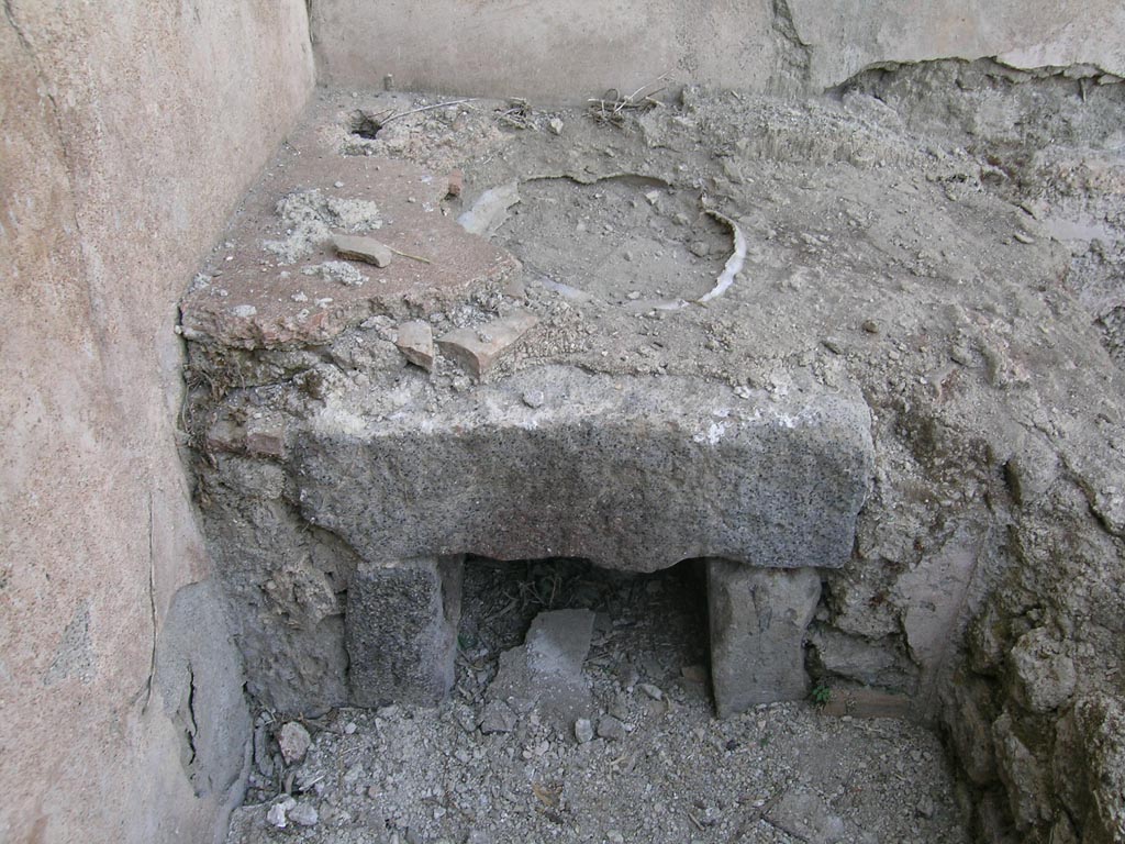 VI.16.3 Pompeii. June 2005. Hearth. Photo courtesy of Nicolas Monteix.