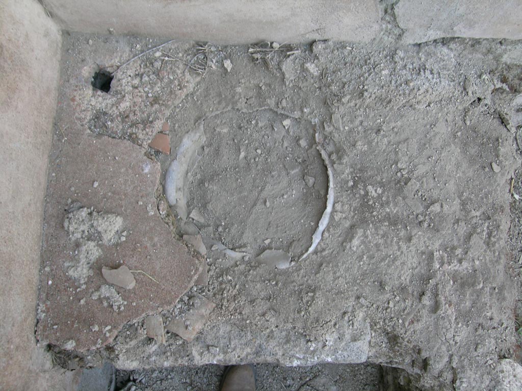 VI.16.3 Pompeii. June 2005. Detail from top surface of hearth. Photo courtesy of Nicolas Monteix.