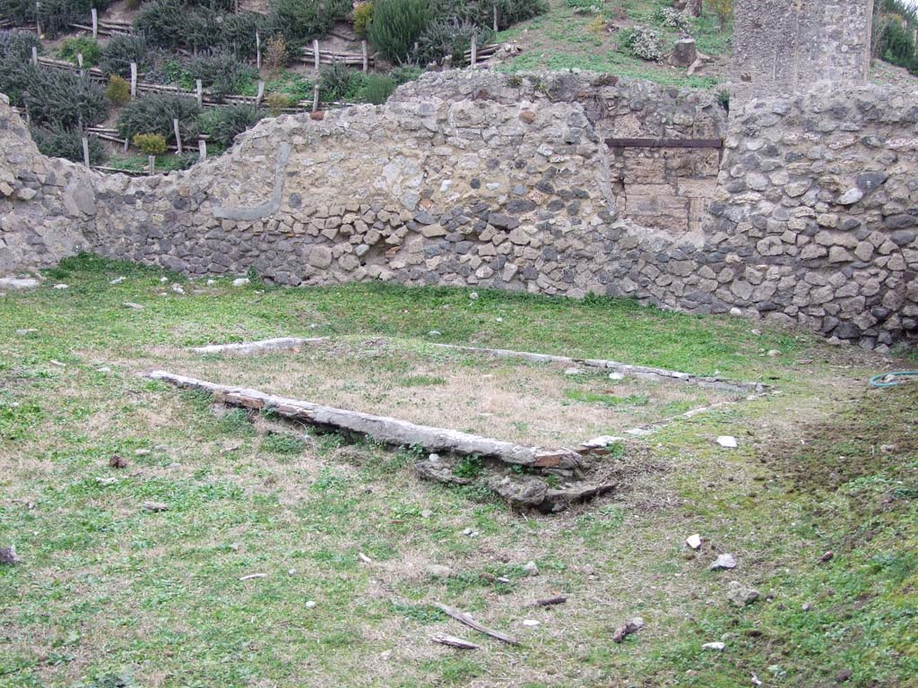 VI.16.3 Pompeii. December 2007. Looking east towards remains of basin.