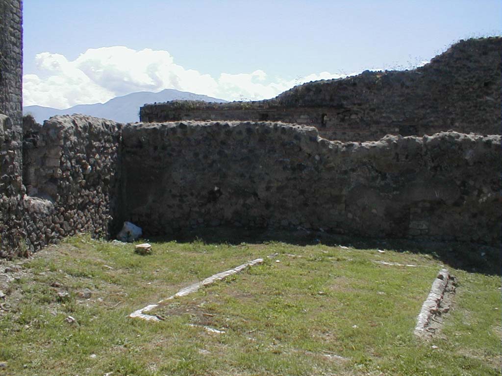 VI.16.3 Pompeii. May 2005. Looking south to remains of basin, from VI.16.4.