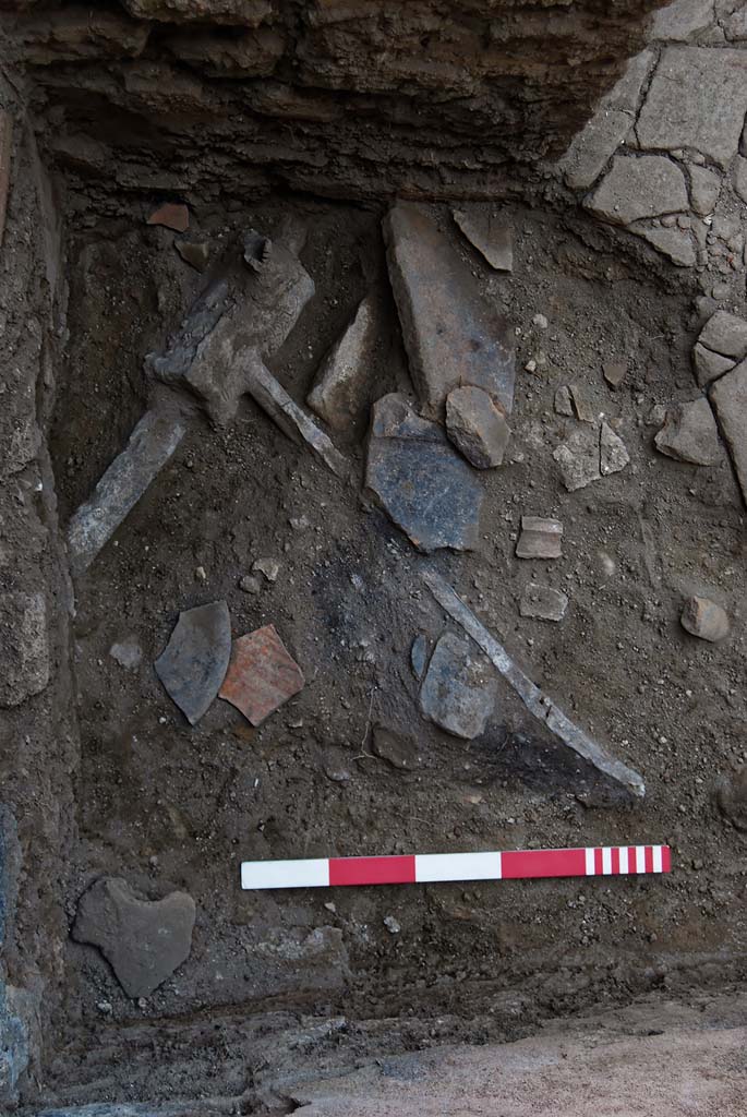 Fig. 17 – Pompéi, VI 16, 3-4, pièce 3. Caisson de répartition en plomb permettant l’alimentation de l’atelier et de la Casa degli amorini dorati. Vue de l’ouest. 
Cl. MIBAC/E. Proudfoot/EFR. Licence creative commons, © CC BY-NC-SA.
