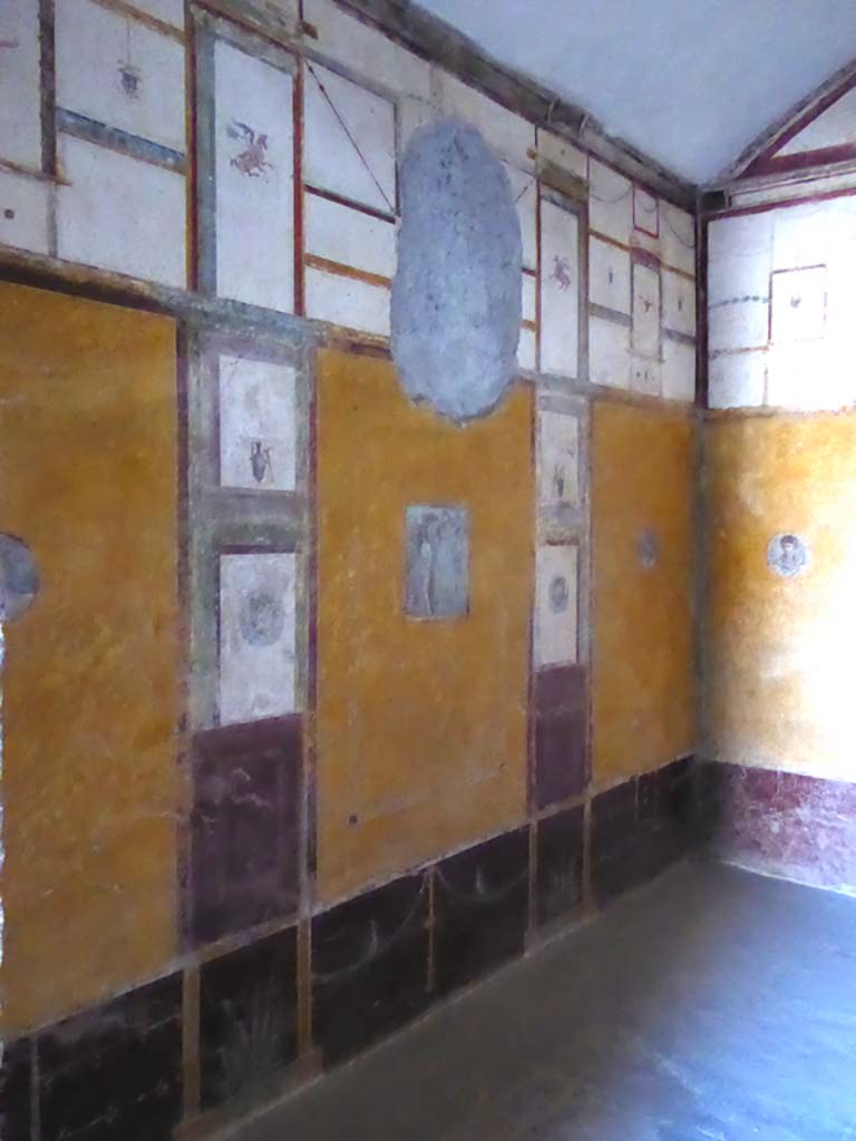 VI.16.7 Pompeii. September 2015. Room R, looking west along south wall towards south-west corner.
Foto Annette Haug, ERC Grant 681269 DCOR.
