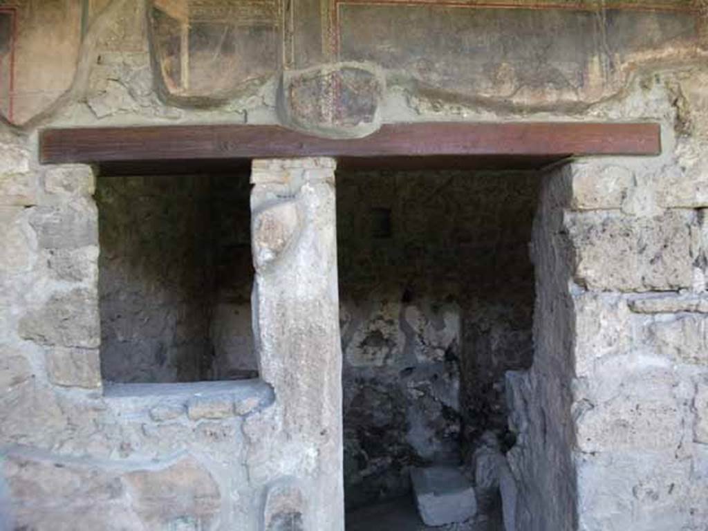 VI.16.7 Pompeii. May 2010. Looking north at window and doorway to room L. 