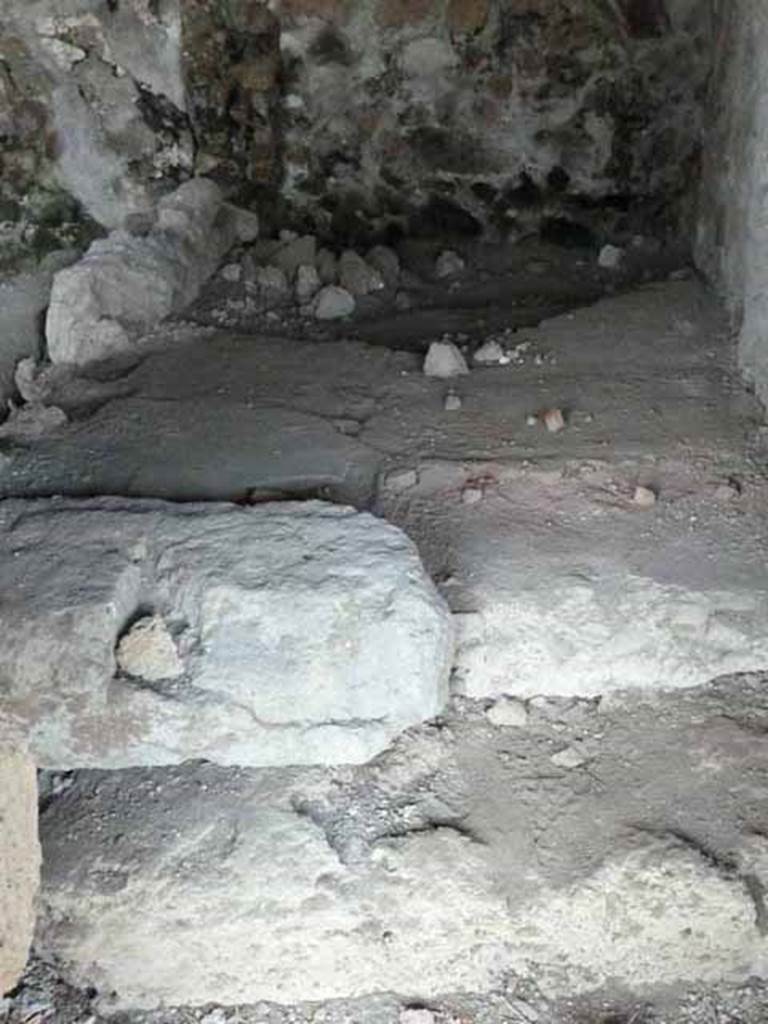 VI.16.7 Pompeii. May 2010. Room K, floor of latrine.