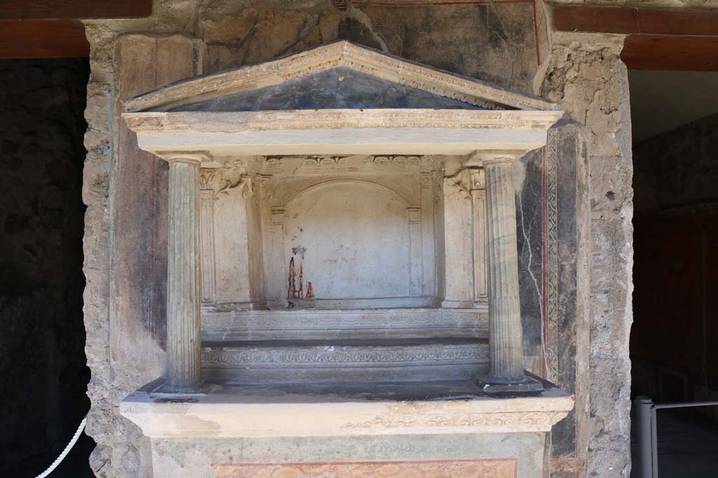 VI.16.7 Pompeii. December 2018. 
Room F, north portico. Lararium with aedicula over altar to household gods. Photo courtesy of Aude Durand.
