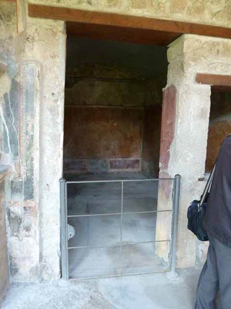 VI.16.7 Pompeii. May 2010. Doorway of room I, cubiculum with glass medallions of golden cupids. 