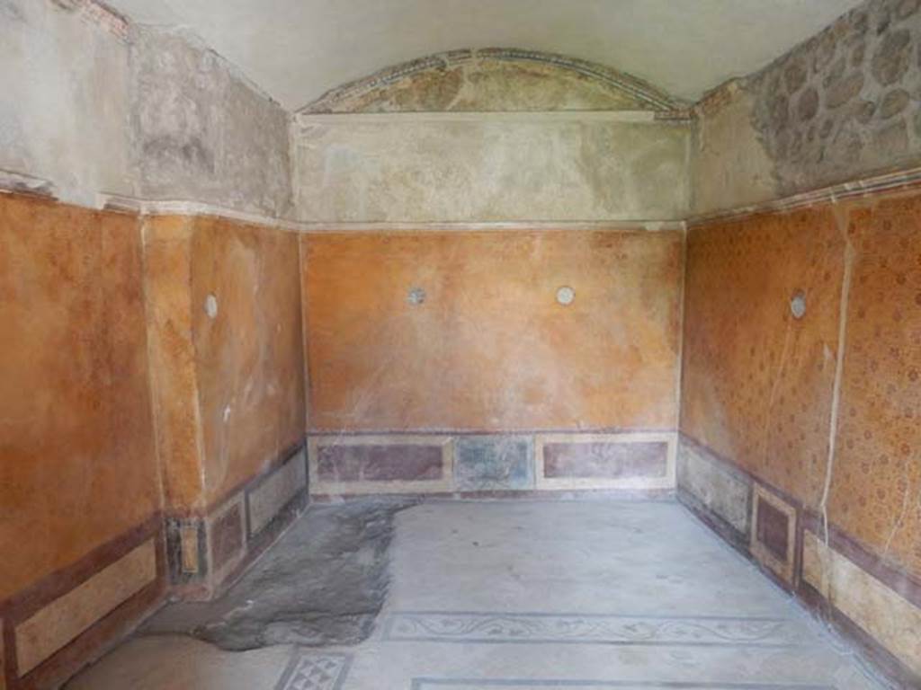 VI.16.7 Pompeii. May 2016. Room I, looking towards north end with alcove for a wide bed, shown by the pattern of the flooring.
In the flooring, on the left, may be the site for another narrow bed alcove.
On the walls at the north end of the room are the sites for four glass medallions. Photo courtesy of Buzz Ferebee, after restoration.

