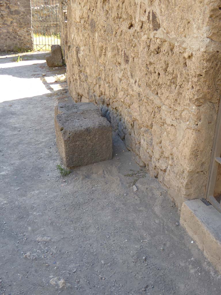VI.16.7 Pompeii. September 2015. Looking south from entrance doorway along front faade.
Foto Annette Haug, ERC Grant 681269 DCOR.
