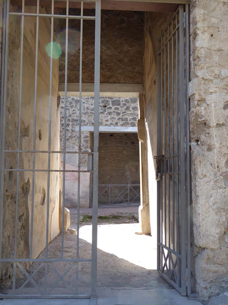 VI.16.7 Pompeii. September 2015. Looking west from entrance doorway towards atrium B.
Foto Annette Haug, ERC Grant 681269 DCOR.
