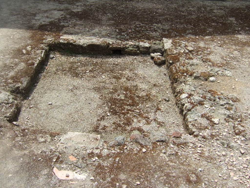 VI.16.7 Pompeii. May 2006. Impluvium in room B, atrium.