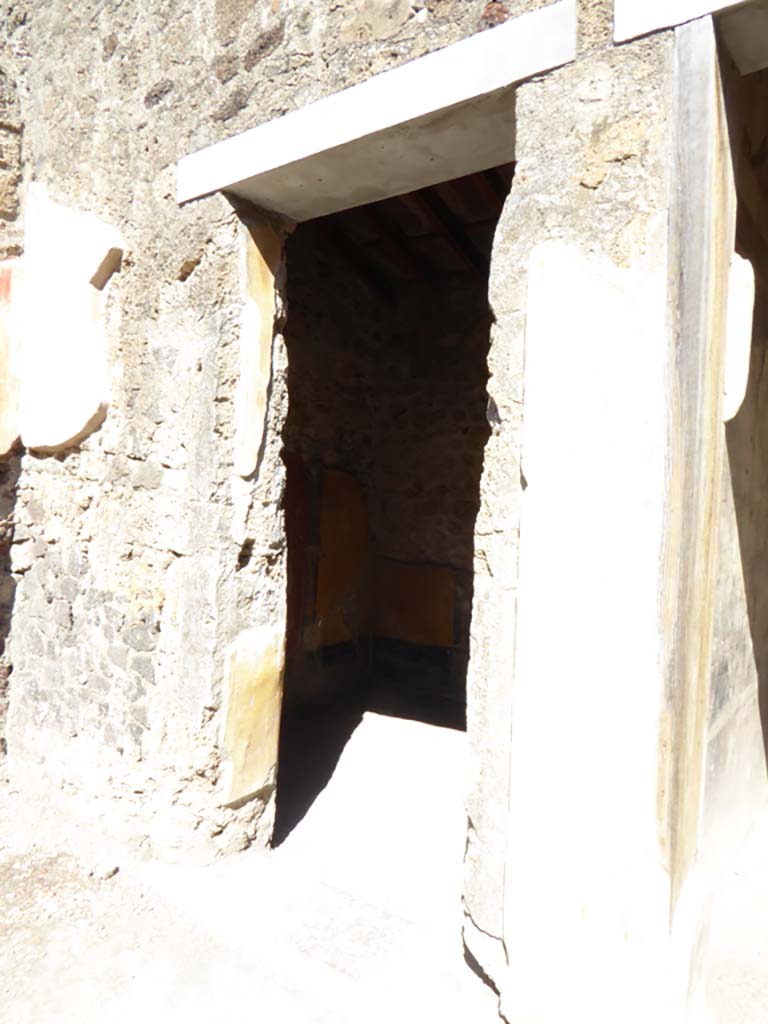 VI.16.7 Pompeii. September 2015. 
Looking towards doorway to room C, on north side of entrance corridor.
Foto Annette Haug, ERC Grant 681269 DCOR.

