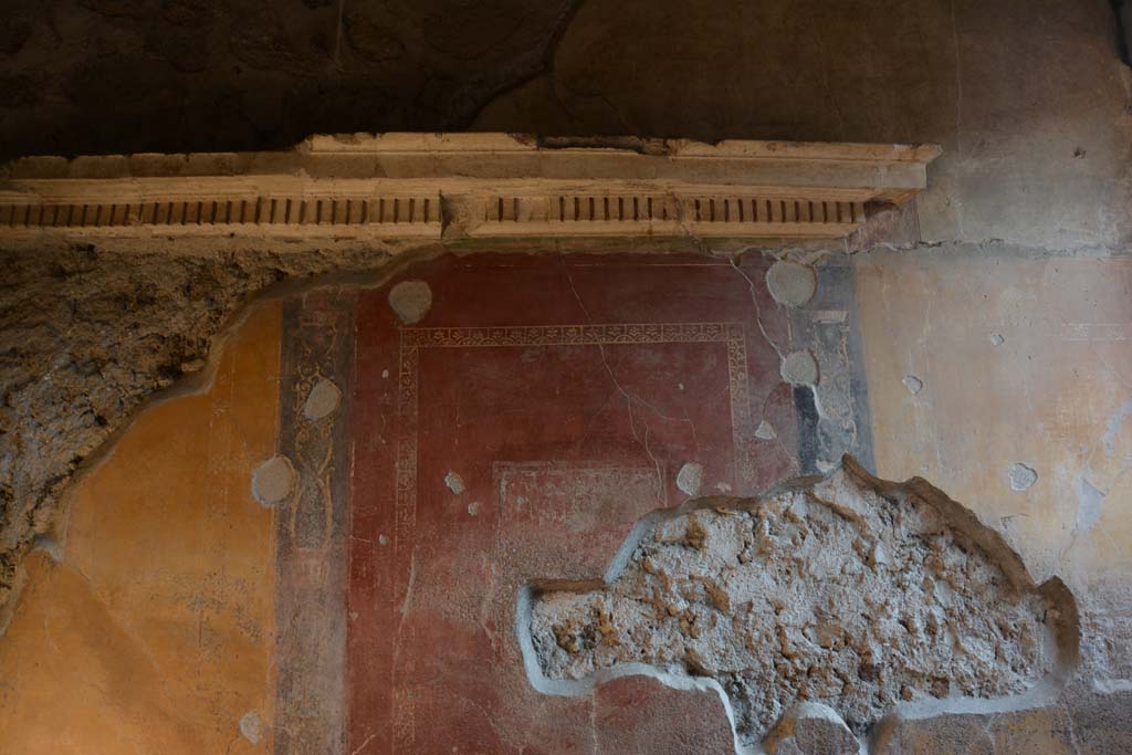 VI.16.7 Pompeii. March 2019. Cubiculum C, upper south wall with cornice, after conservation.
Foto Annette Haug, ERC Grant 681269 DCOR.

