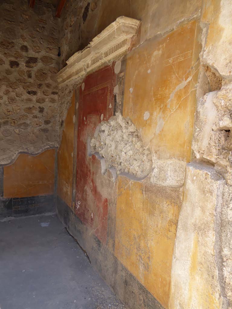 VI.16.7 Pompeii. September 2015. Room C, looking east along south wall from doorway.
Foto Annette Haug, ERC Grant 681269 DCOR.

