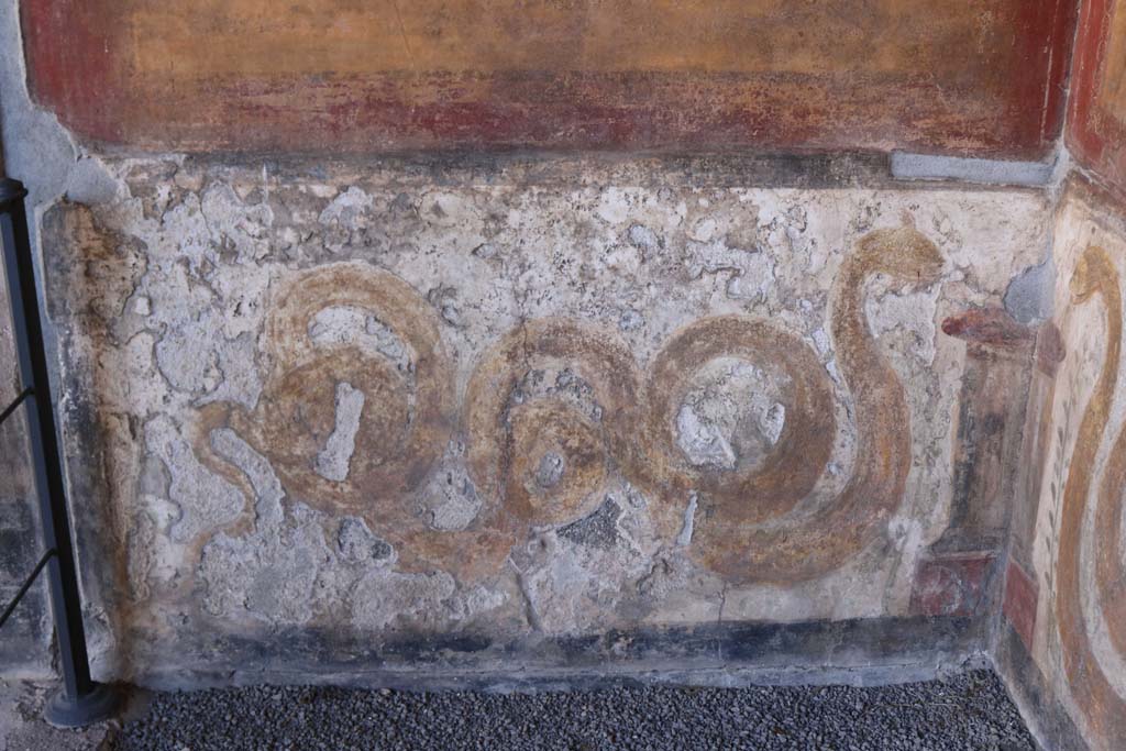 VI.16.7 Pompeii. December 2018. 
Room F, lararium with painted serpents on either side of a painted altar, on east wall of peristyle. Photo courtesy of Aude Durand.

