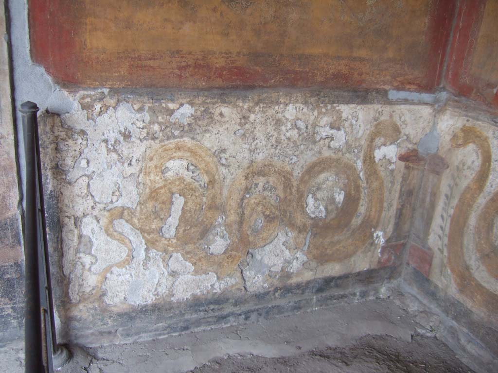 VI.16.7 Pompeii. May 2006. Room F, lararium with painted serpents on either side of a painted altar, on east wall of peristyle.
