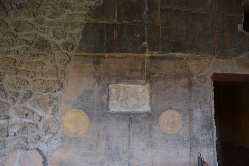 VI.16.7 Pompeii. March 2019. Detail from south wall of portico, with doorway to room N, on right.
Foto Annette Haug, ERC Grant 681269 DÉCOR.
