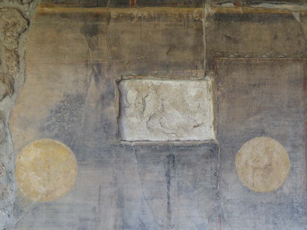 VI.16.7 Pompeii. September 2015. Detail from south wall of south portico.
Foto Annette Haug, ERC Grant 681269 DÉCOR.

