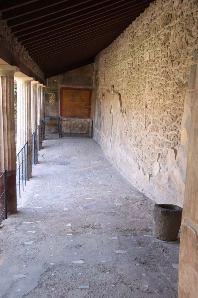 VI.16.7 Pompeii. September 2021. 
Looking east along south portico towards lararium in south-east corner. Photo courtesy of Klaus Heese.
