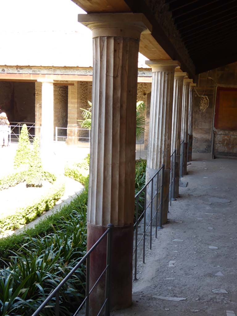 VI.16.7 Pompeii. September 2015. Looking east along columns in south portico.
Foto Annette Haug, ERC Grant 681269 DÉCOR.

