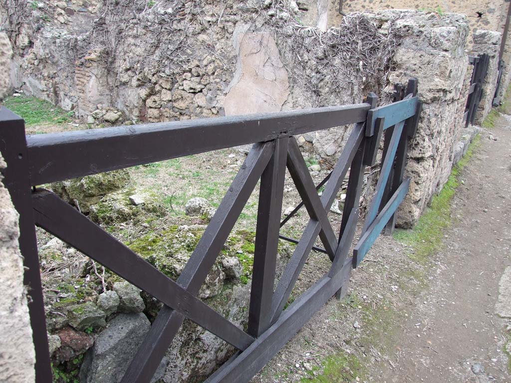 VI.16.12 Pompeii. December 2007. Entrance and north wall of bar room. The bar room had a concrete floor and white walls with a high dado.