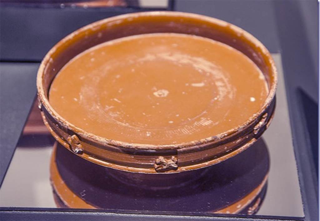 VI.16.12 Pompeii. Terra sigillata plate made by Sextus Murrius (or Murrus) Festus, Libertus.
SAP inventory number 56106. 
Photographed at “A Day in Pompeii” exhibition at Cincinnati. Photo courtesy of Dan Pater.
