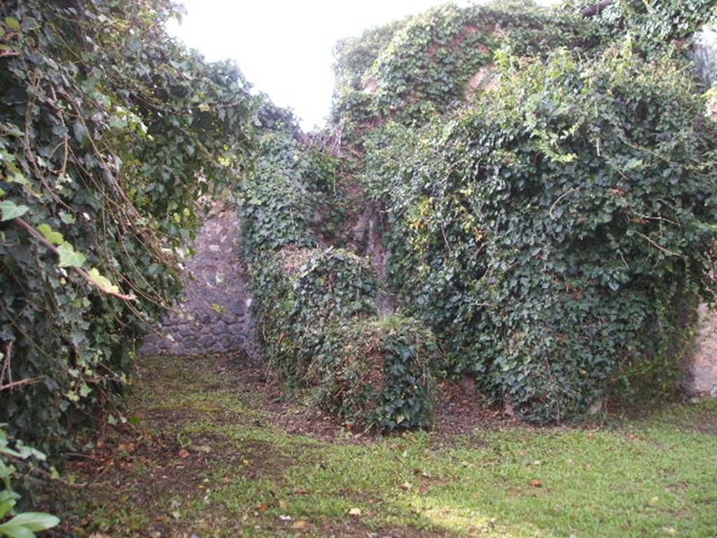 VI.16.13 Pompeii. Shop and workshop. December 2004. Three rooms at on west side.