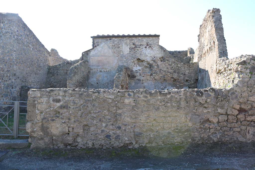 VI.16.18 Pompeii, on left. December 2018. Looking west to front façade on Via del Vesuvio. Photo courtesy of Aude Durand.