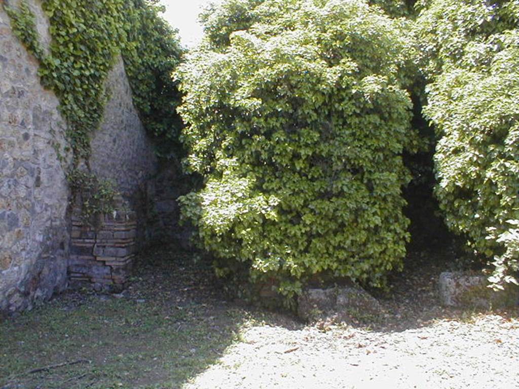 VI.16.18 Pompeii. May 2005. Looking west at rooms at rear of shop.