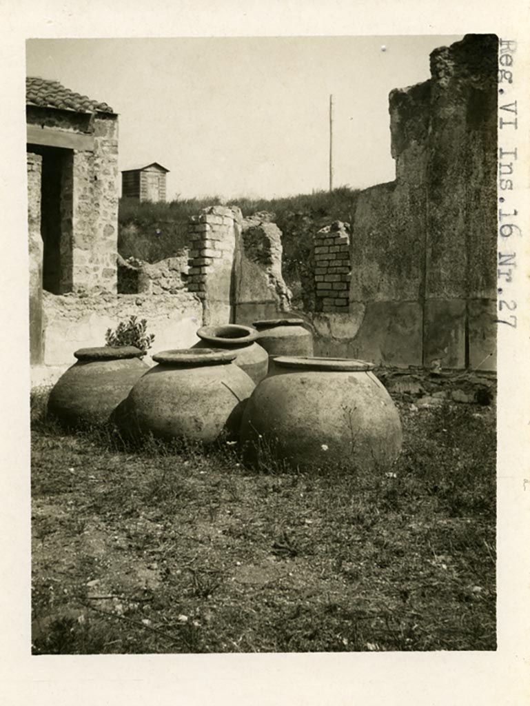 VI.16.27 Pompeii. Pre-1937-39. Looking north-east across peristyle garden M.
Photo courtesy of American Academy in Rome, Photographic Archive. Warsher collection no. 236.
