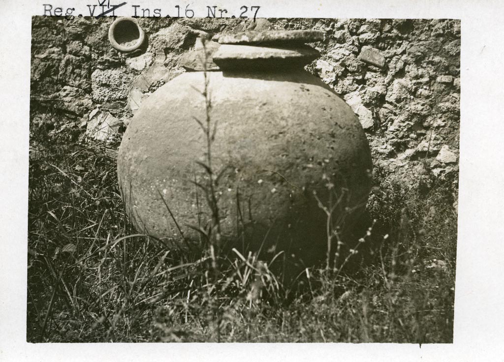 VI.16.27 Pompeii, according to Warsher. Pre-1937-39. Terracotta dolium.
Photo courtesy of American Academy in Rome, Photographic Archive. Warsher collection no. 283.