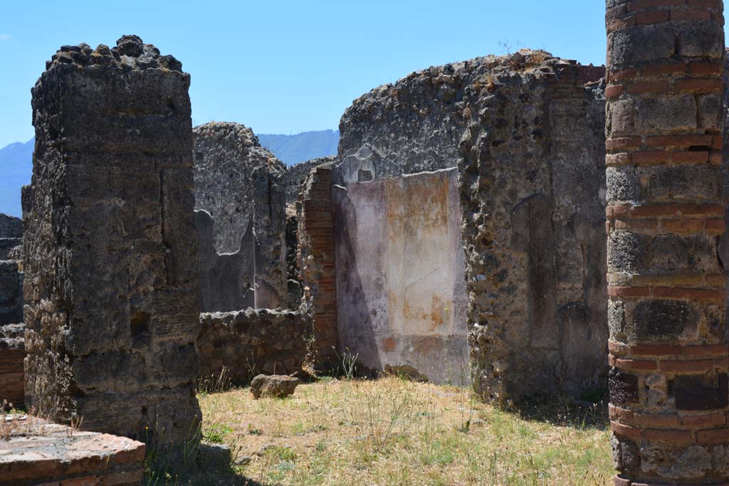 VI.16.27 Pompeii. July 2017. Looking south-west across atrium towards doorway to room L.
Foto Annette Haug, ERC Grant 681269 DÉCOR.